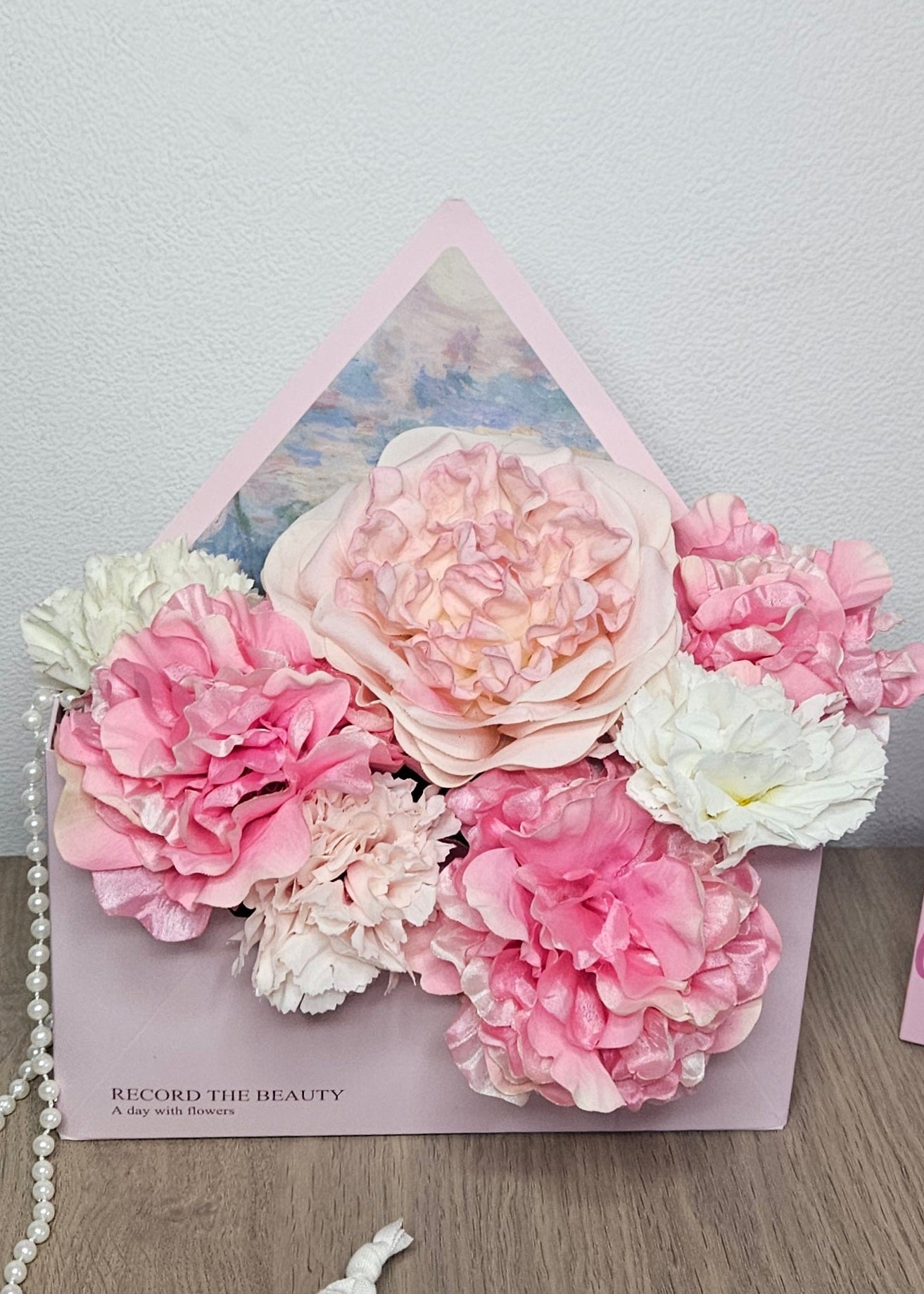 Cadeautasje met zijden bloemen