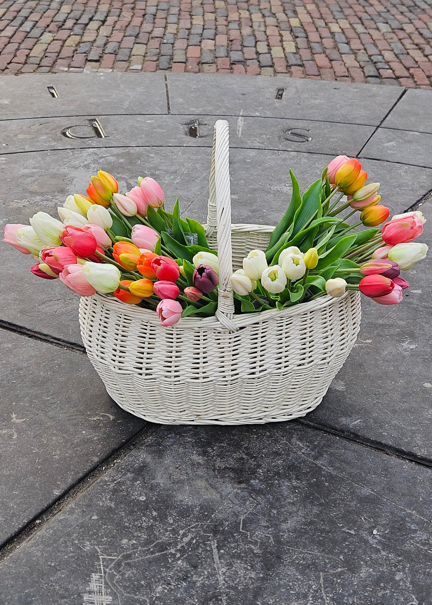 Mand met kunsttulpen love and flowers 36 cm