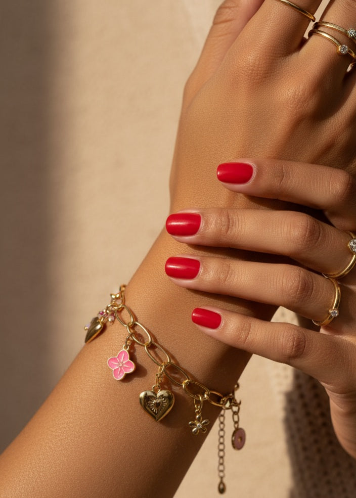 Armbandje-goudkleurig-hartjes-bedeltjes