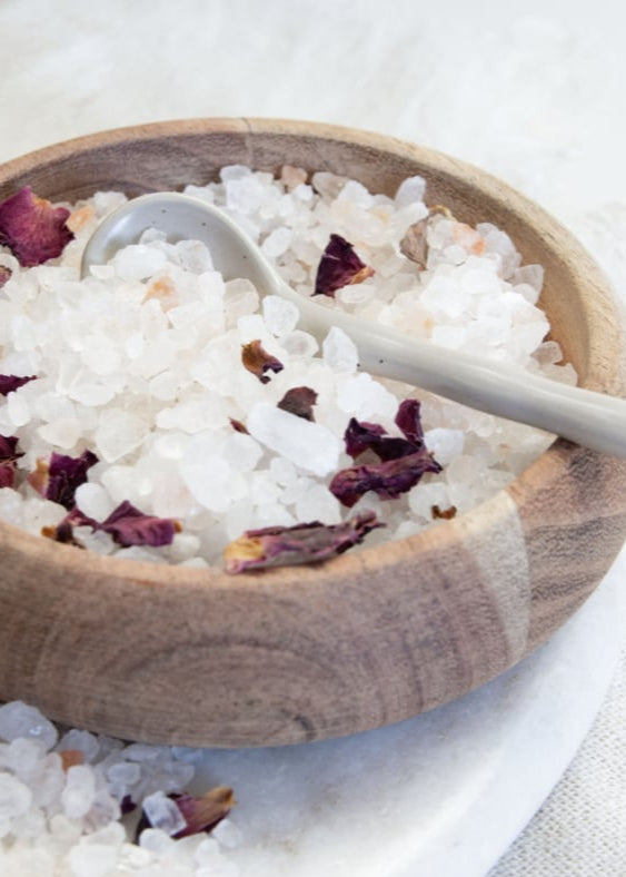 Badzout-met-rozenblaadjes