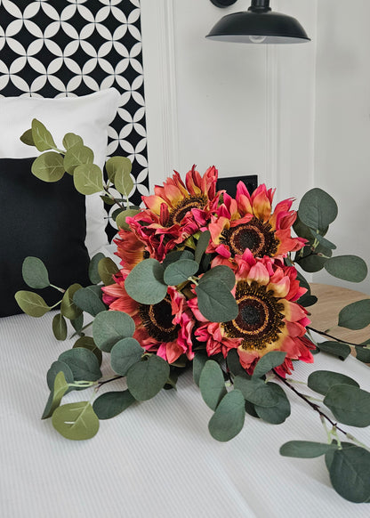 Boeket met rode zijden zonnebloemen