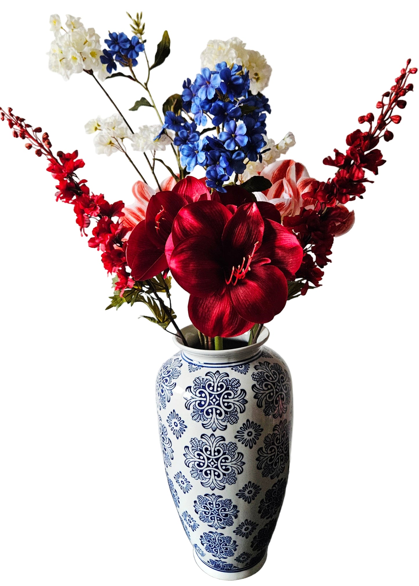 Boeket van zijden bloemen met delftsblauwe vaas