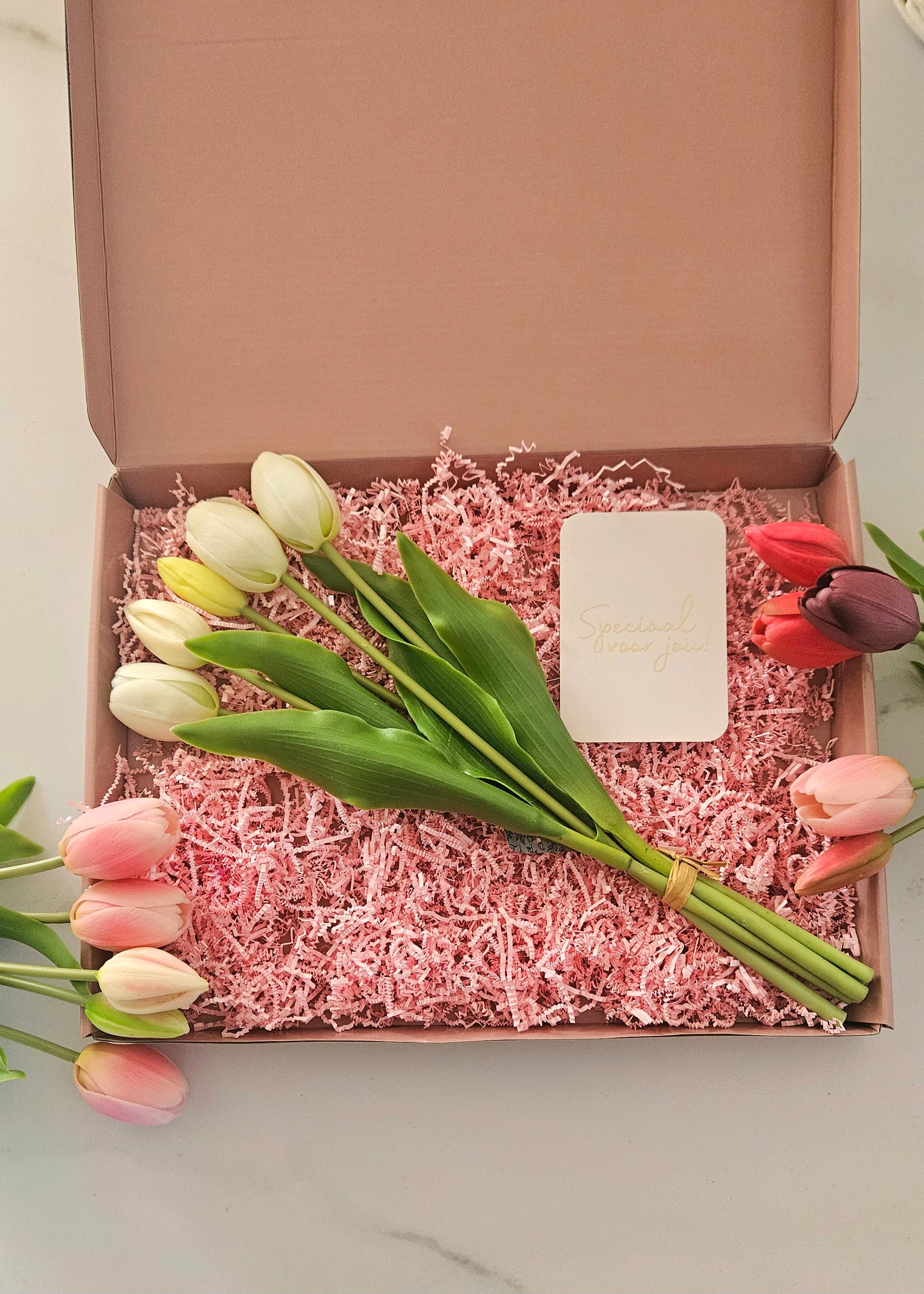 Brievenbuscadeau met tulpen voor het voorjaar