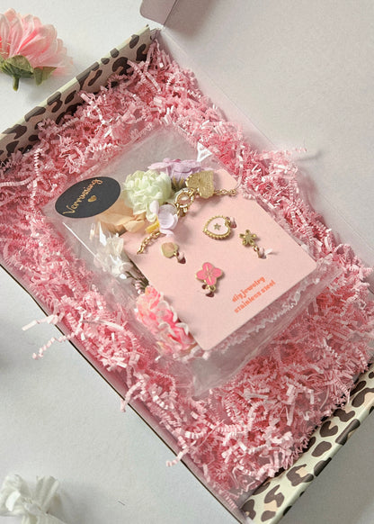 Brievenbuscadeau gold plated armbandje hartjes