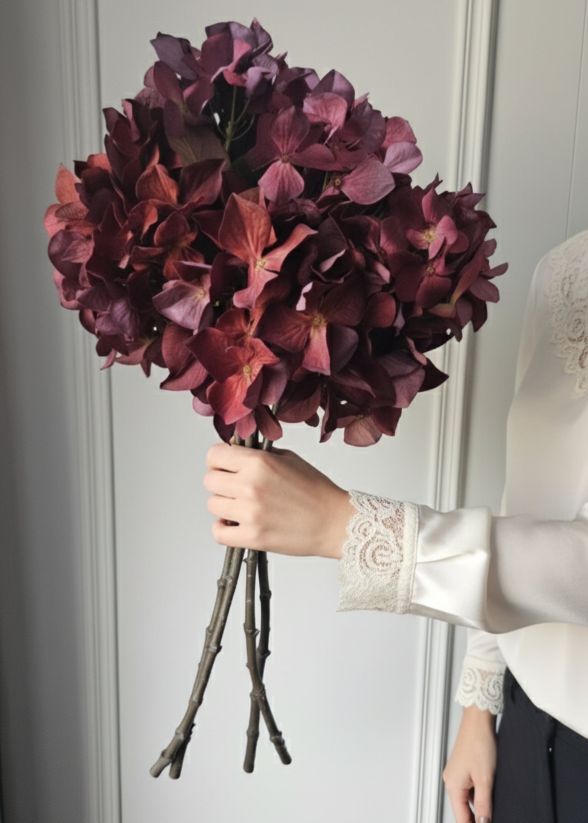 Zijden takken hortensia's in de kleur burgundy