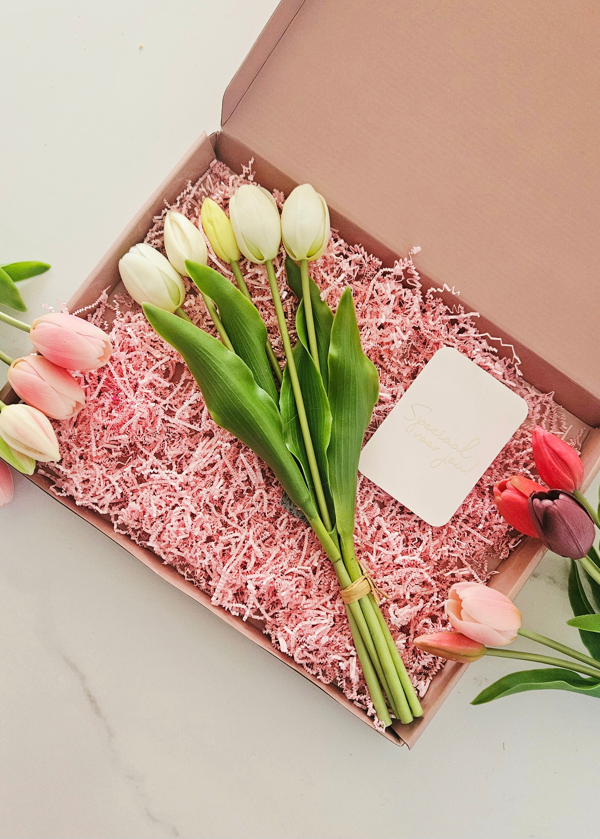 Cadeau door de brievenbus met bloemen