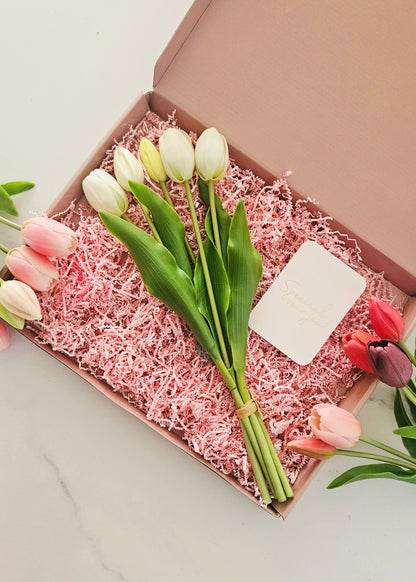 Cadeau door de brievenbus met bloemen