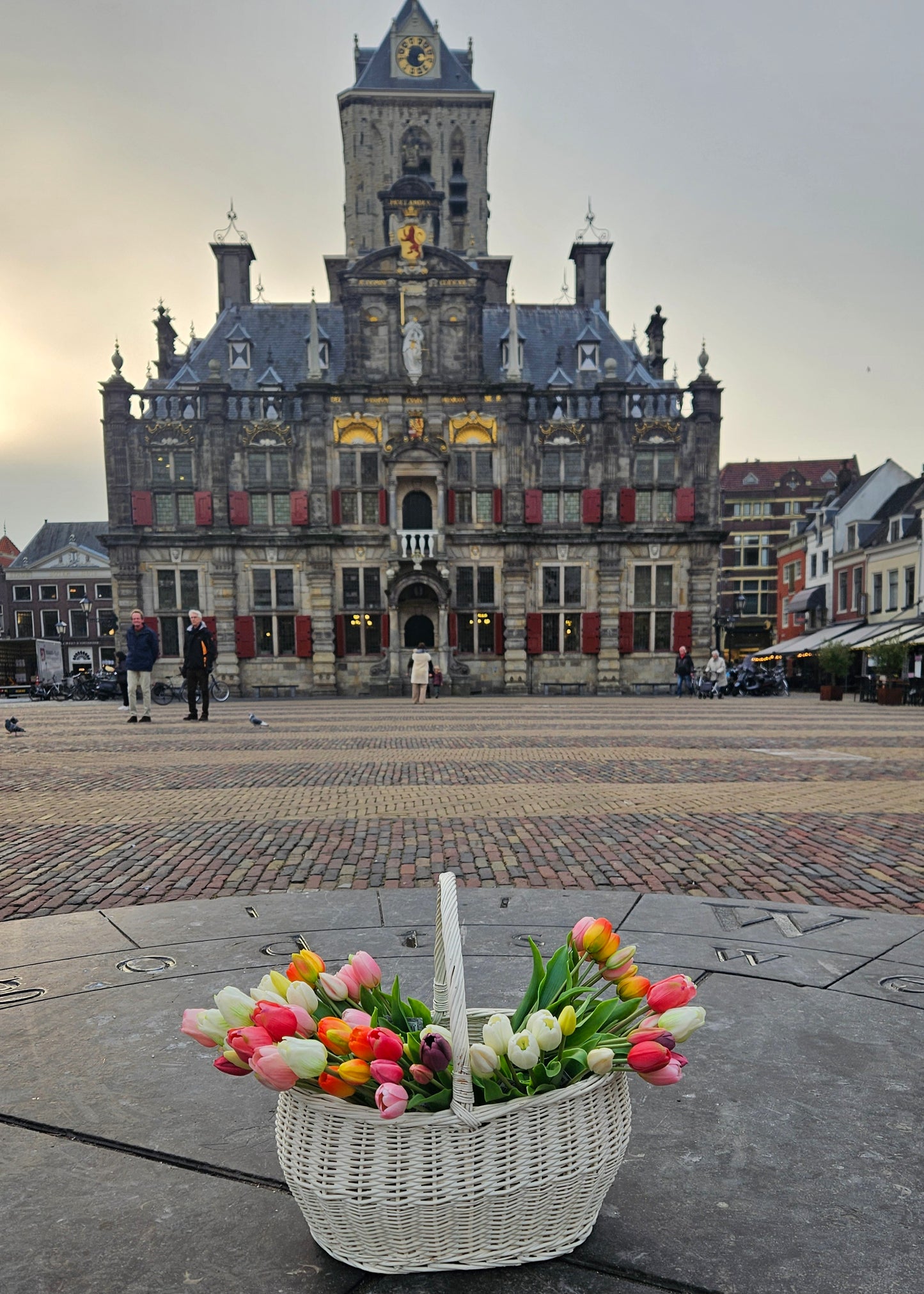 Mix van kunstulpen oranje wit roze paars in Delft