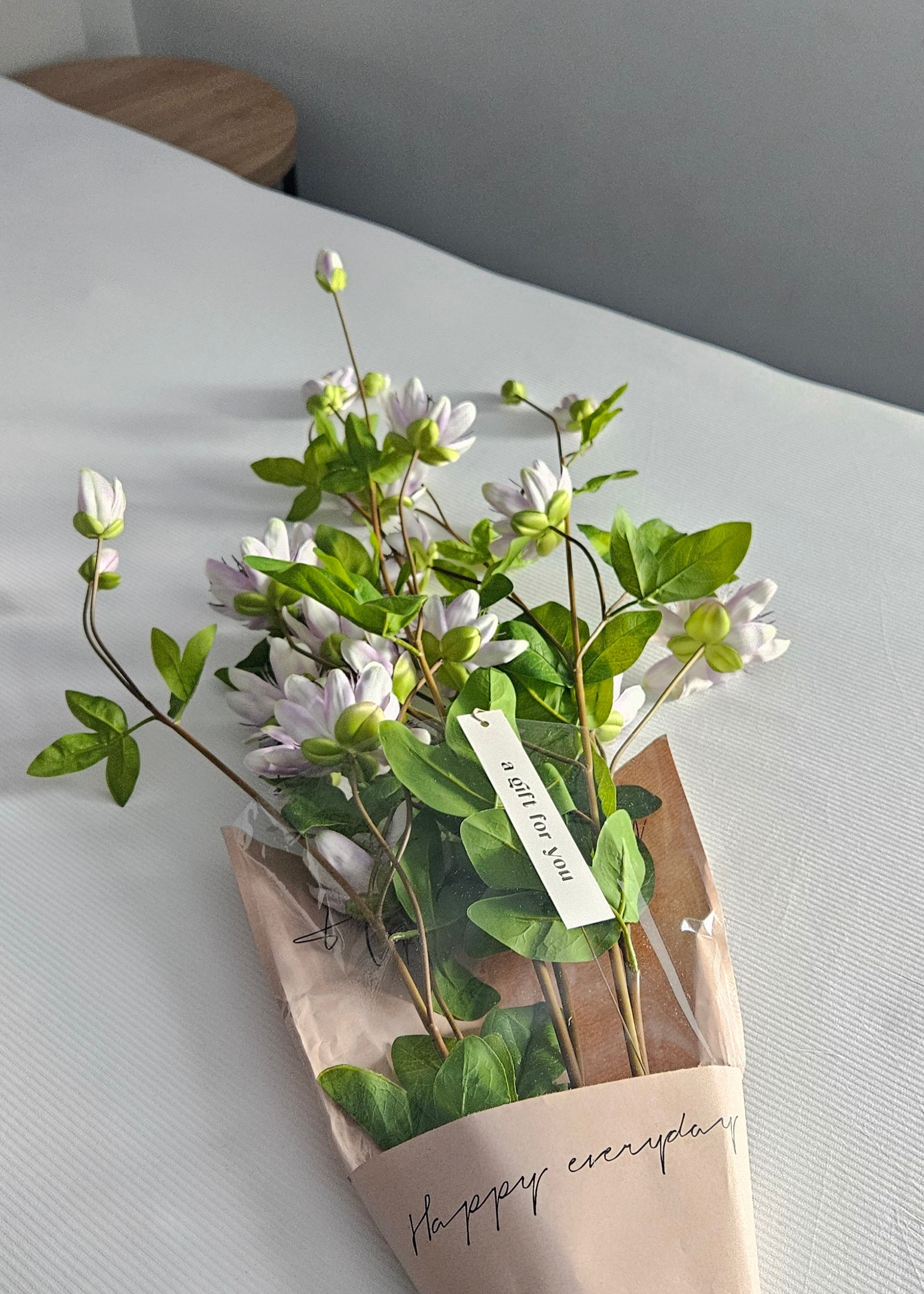 Lang-zijden-boeket-paars-wit
