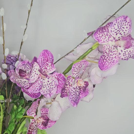 Zinnia's gerbera's en orchideeën in een kustboeket