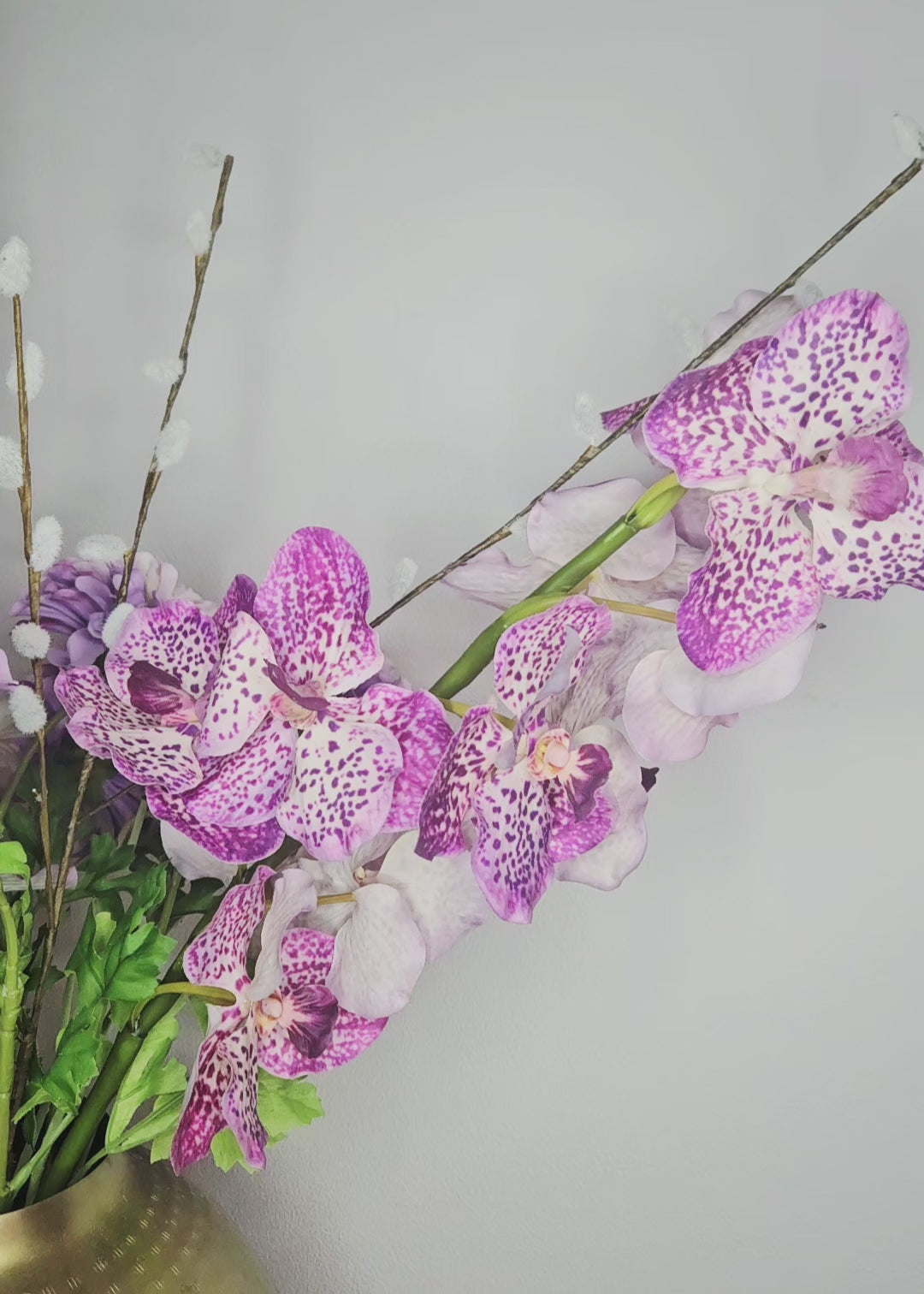 Zinnia's gerbera's en orchideeën in een kustboeket