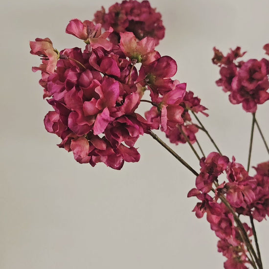Zijden prunustakken met bloesem in herfstkleuren