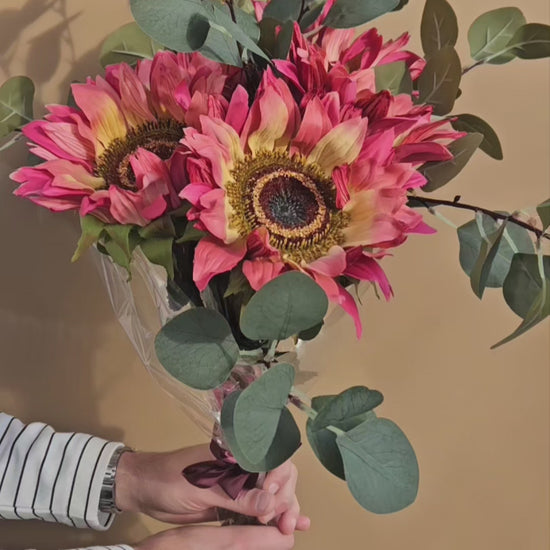 Boeker roze zijden zonnebloemen