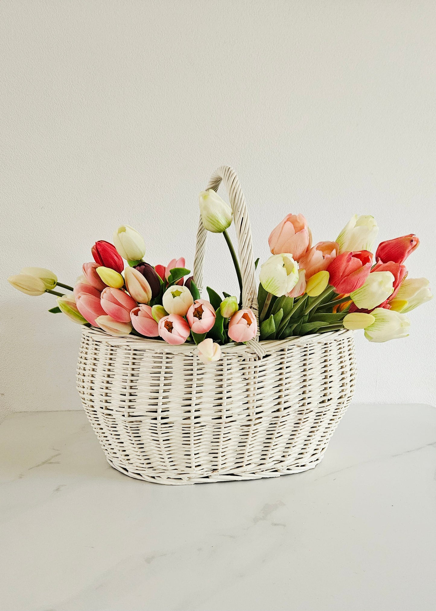 Real touch tulpen in een wit mandje