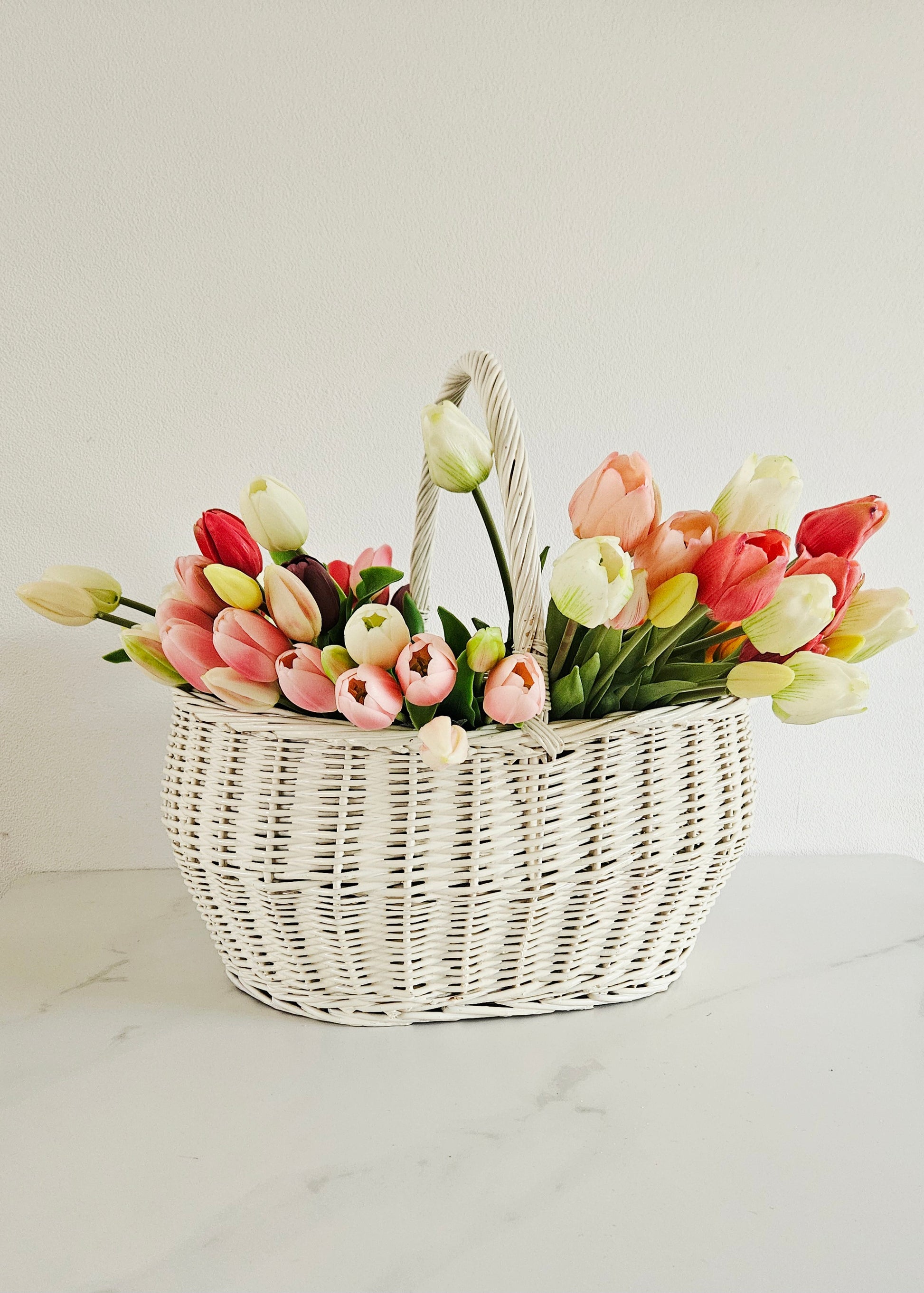 Real touch tulpen in een wit mandje