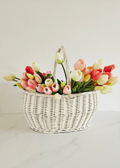 Real touch tulpen in een wit mandje