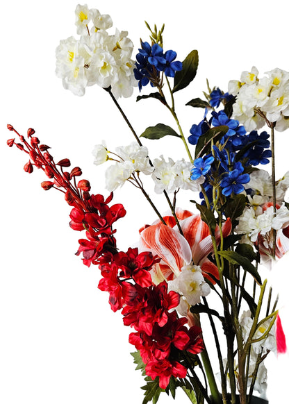 Rode zijden bloemen delphinium en ridderspoor