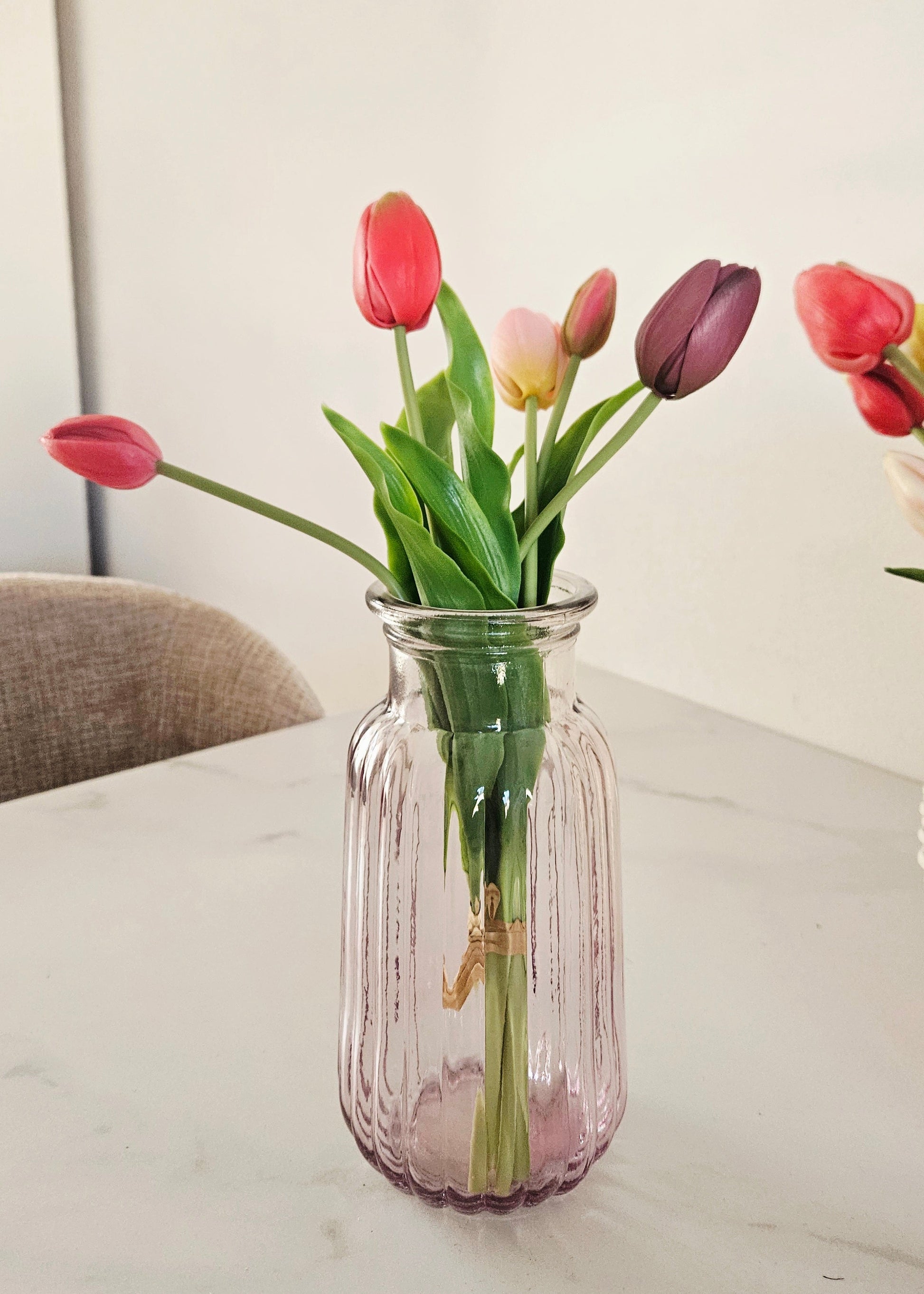 Vaasje met vijf tulpen roze en paars