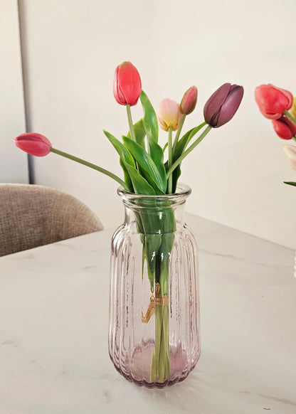 Vaasje met vijf tulpen roze en paars
